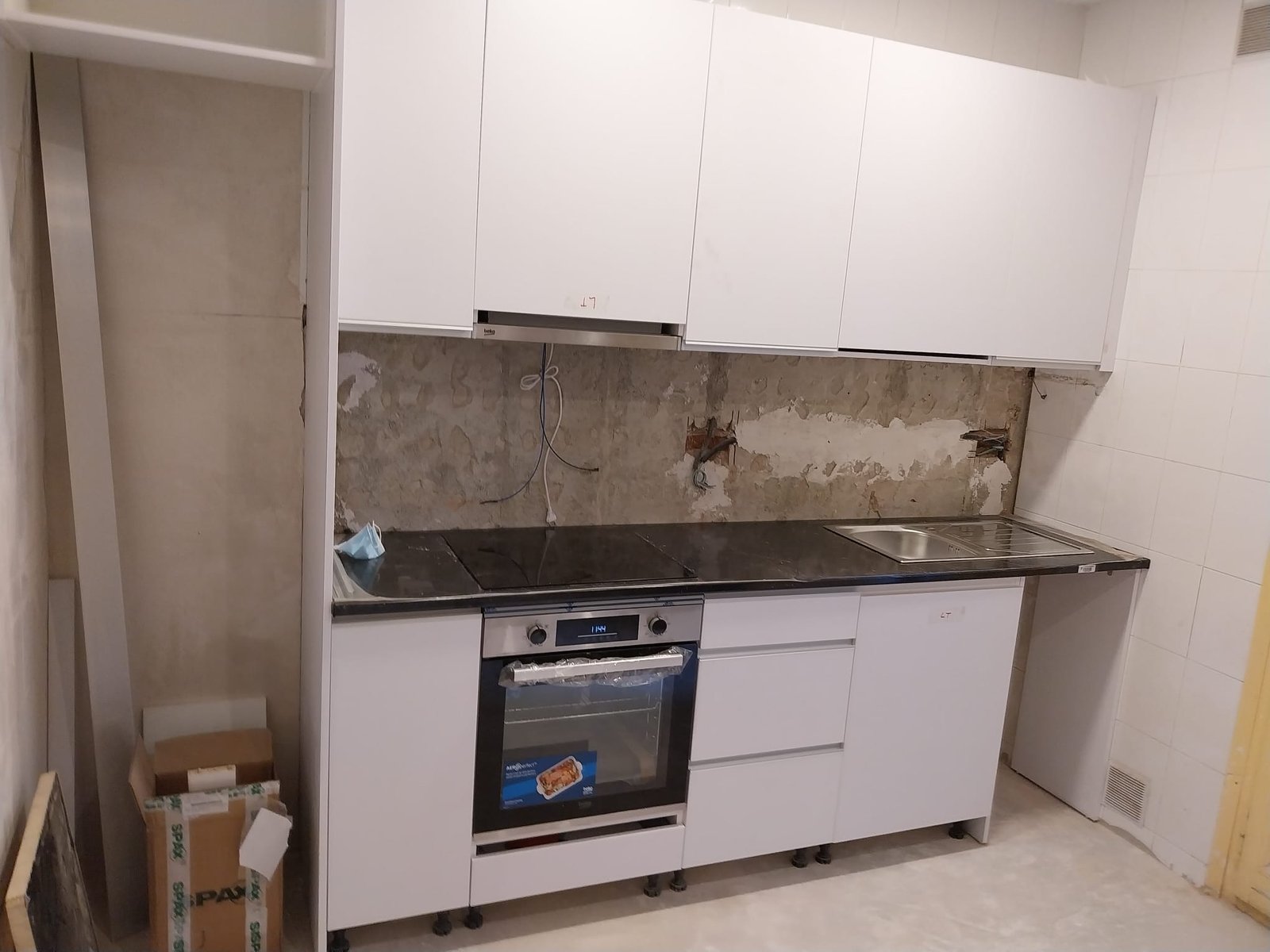 Cocina blanca con muebles a medida