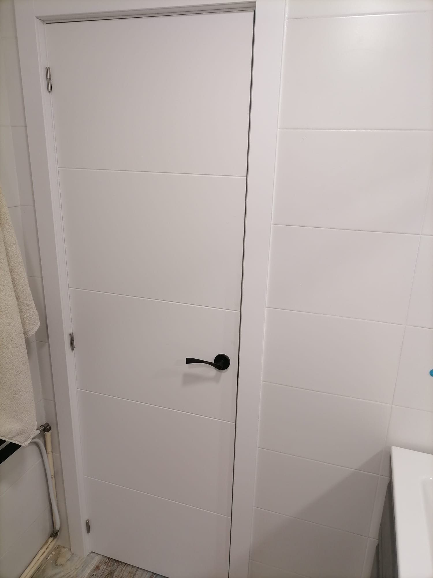 Puerta de baño lacada en blanco